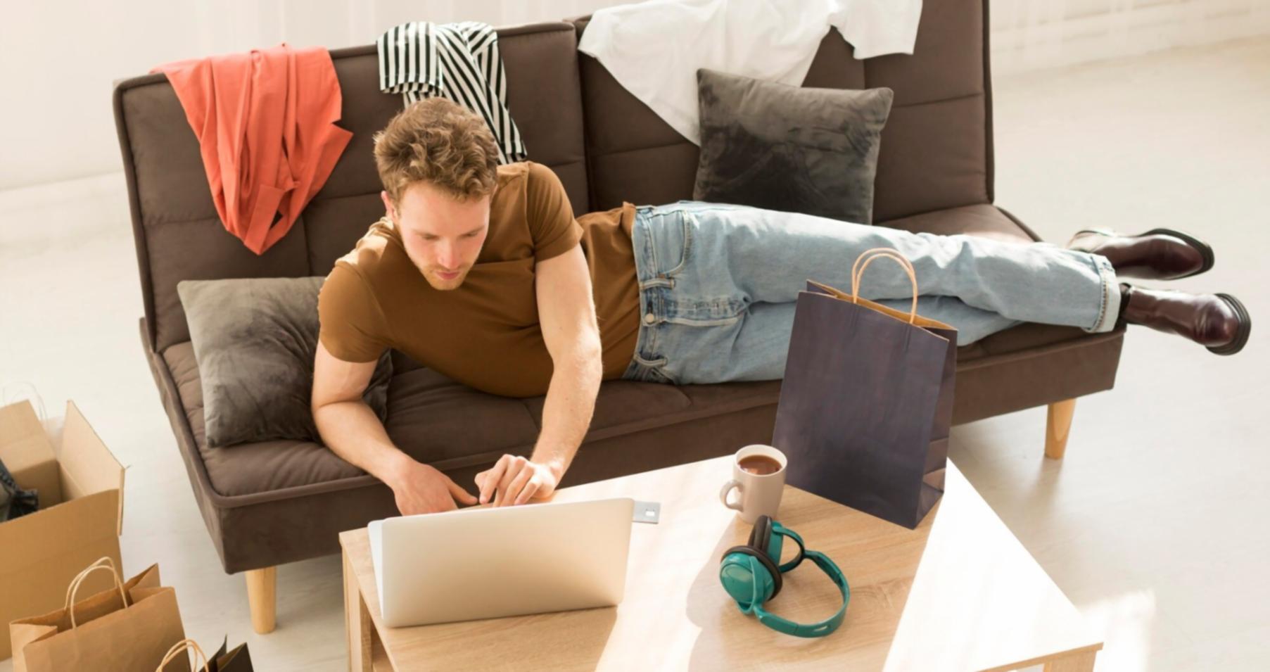 Groupe d'apprentissage collaboratif travaillant ensemble sur des projets budgétaires